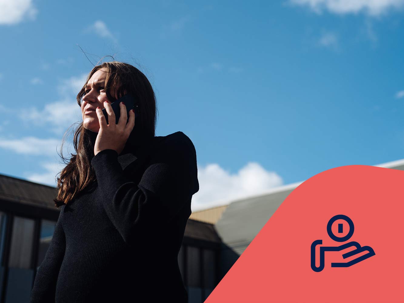 Ekonomisk förvaltare Josefin pratar i telefon utomhus. Ekonomiikon.