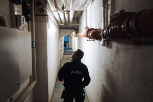 Fastighetsskötare från SBC inspekterar källaren i en brf