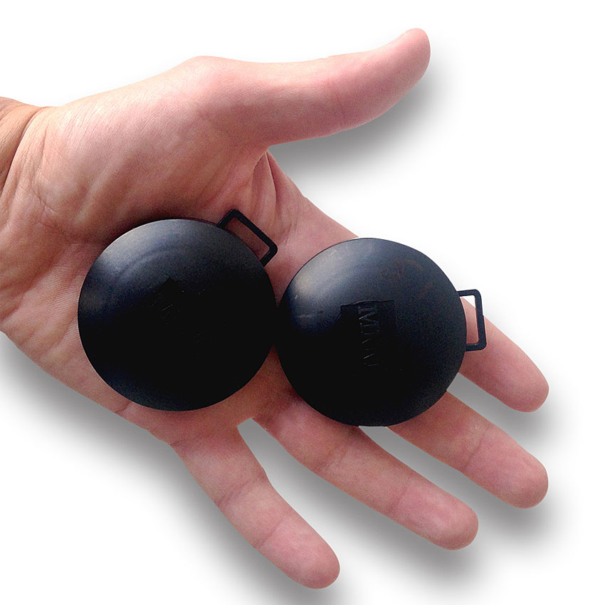 Två radondosor liggandes i en hand