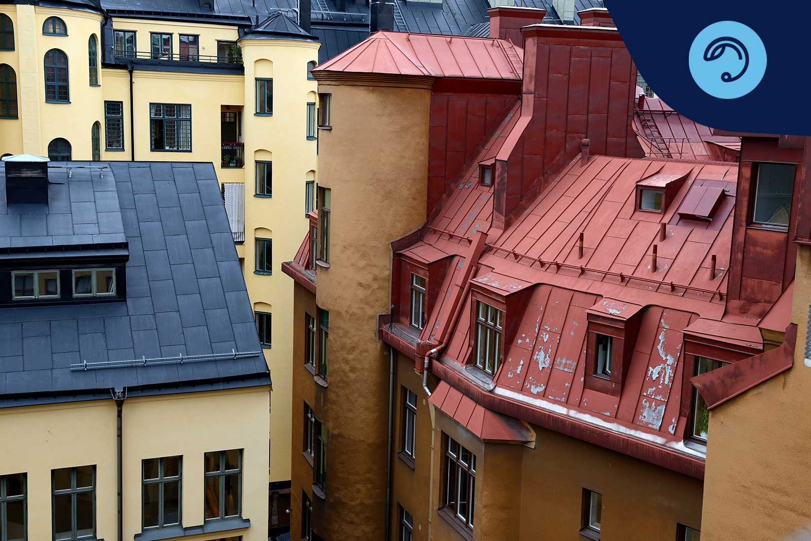 Fastighet med ett tak i behov av underhåll