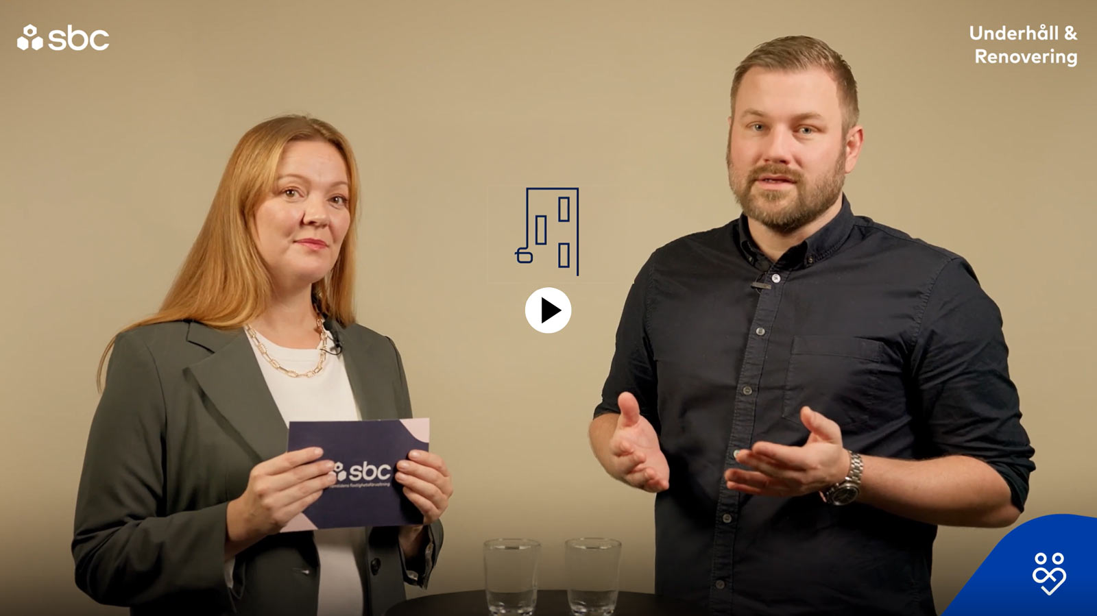 En man och en kvinna står i en studio och samtalar om vad man ska tänka på inför en lokalomvandling i en brf.