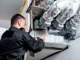 Man genomför ventilationsservice i brf