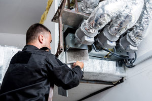 Man genomför ventilationsservice i brf