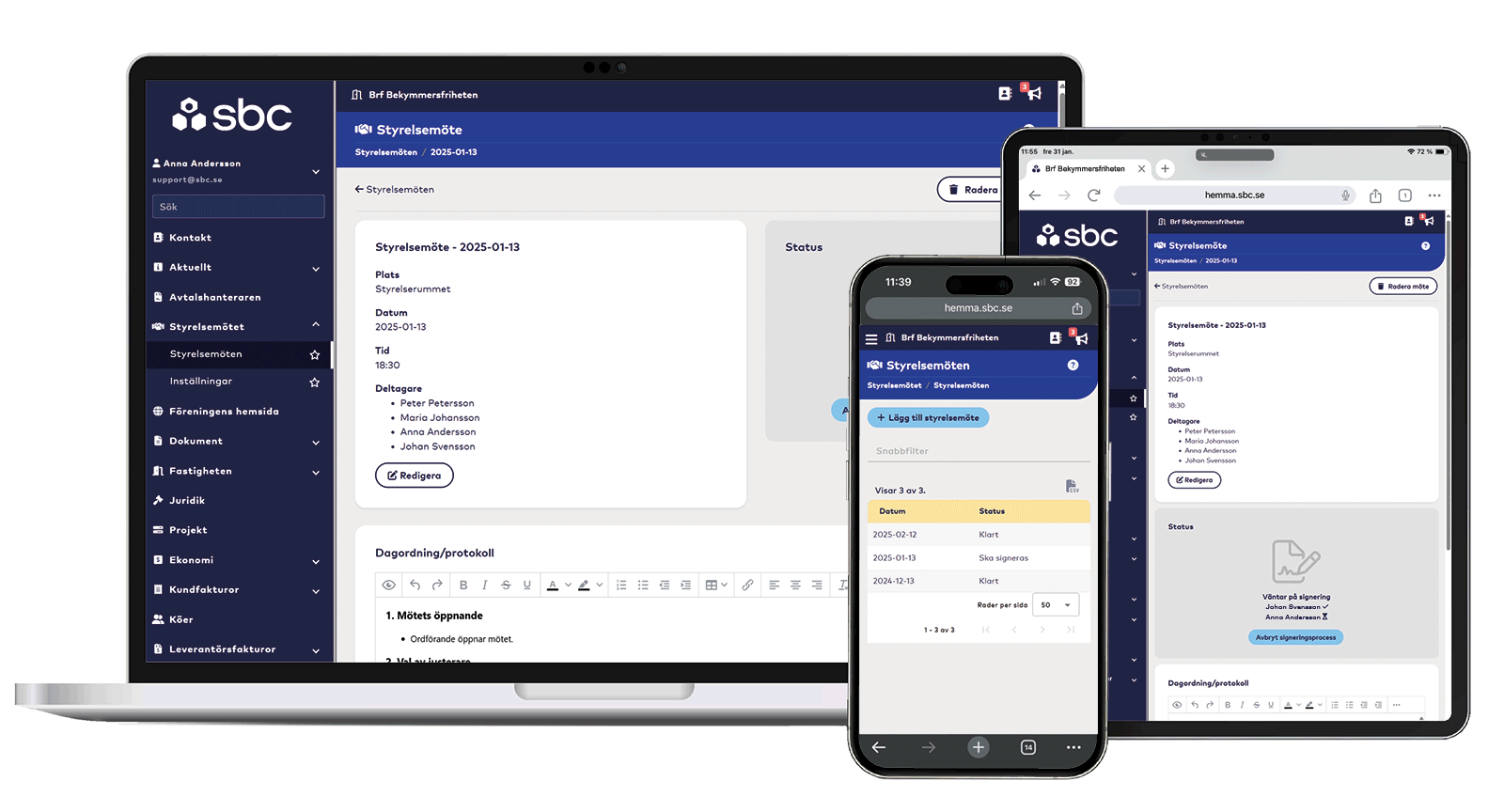 Laptop, surfplatta och mobil som visar sidan för styrelsemötet på skärmen.