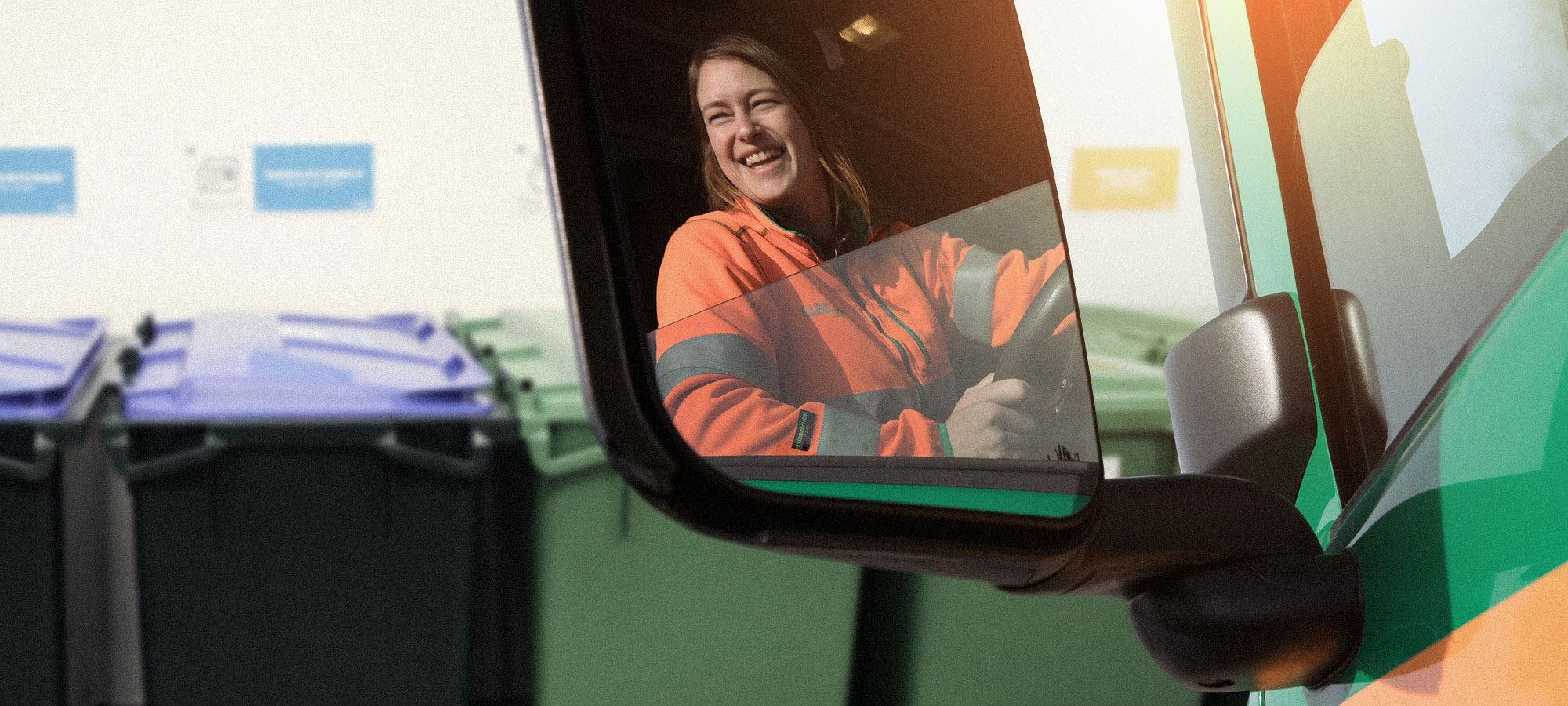 Kvinnlig chaufför i sopbil