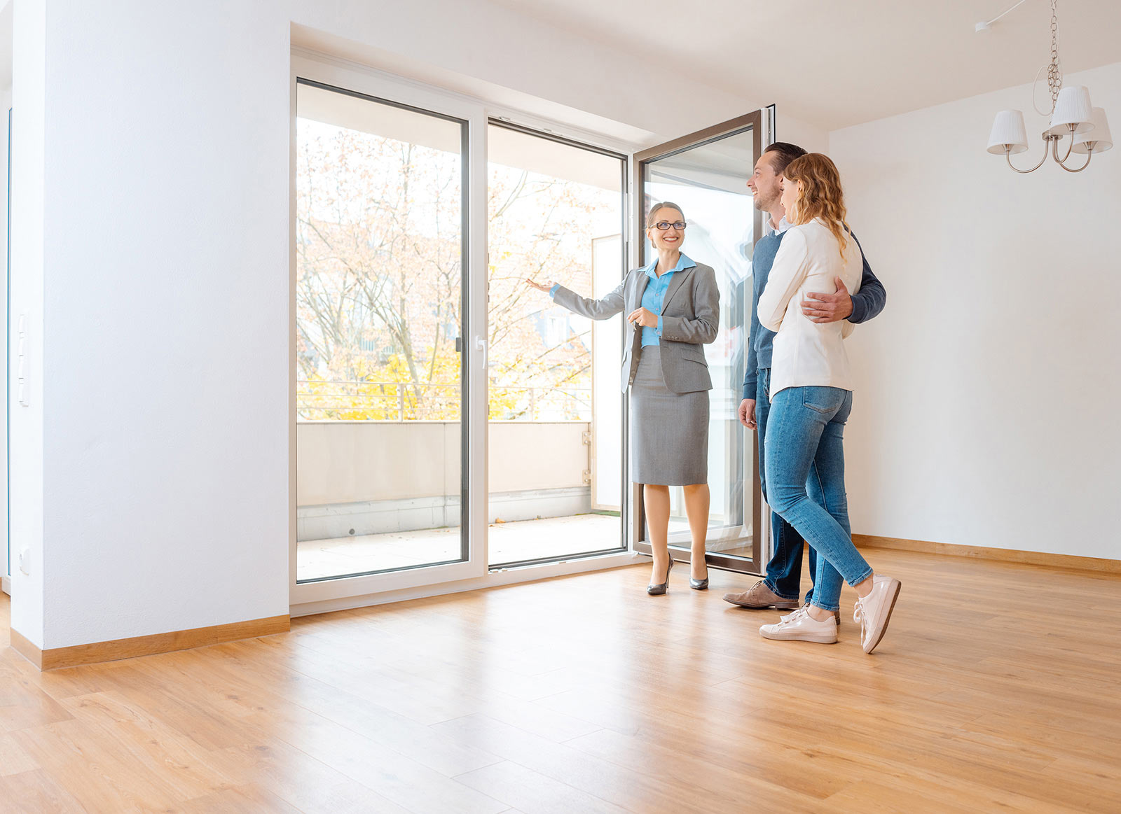 Mäklare har lägenhetsvisning för ungt par