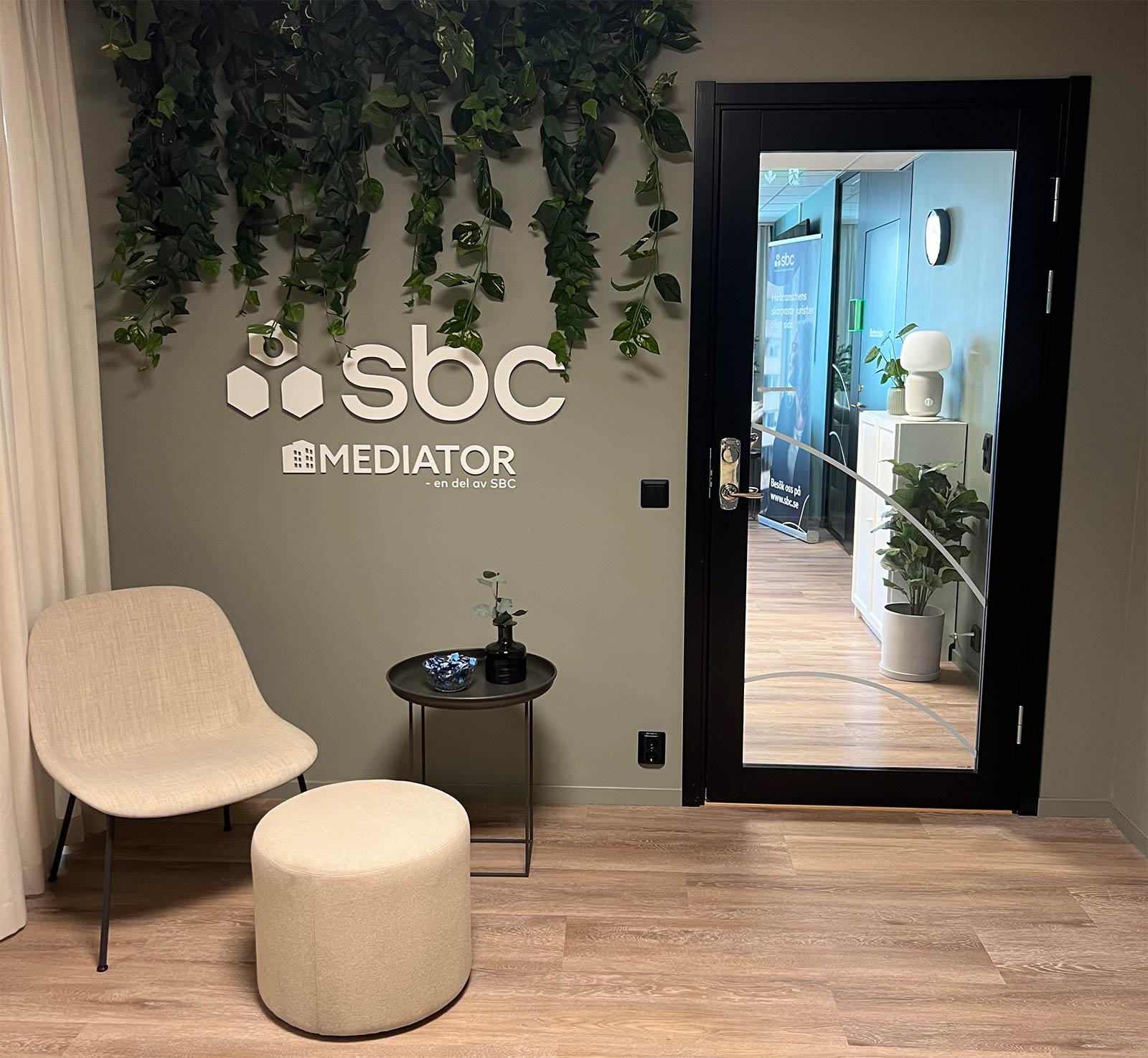 Entrén i SBCs kontor i Uppsala med en SBC- och Mediatorskylt på en vägg