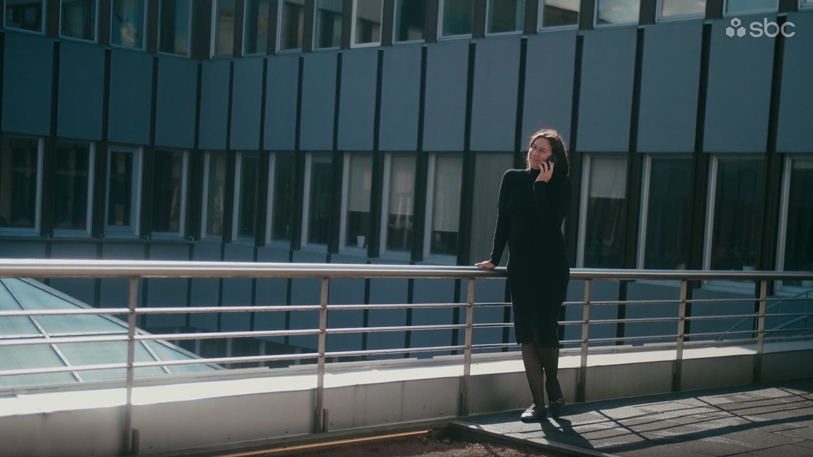 SBCs ekonomiska förvaltare Josefine pratar i telefonen, utomhus.