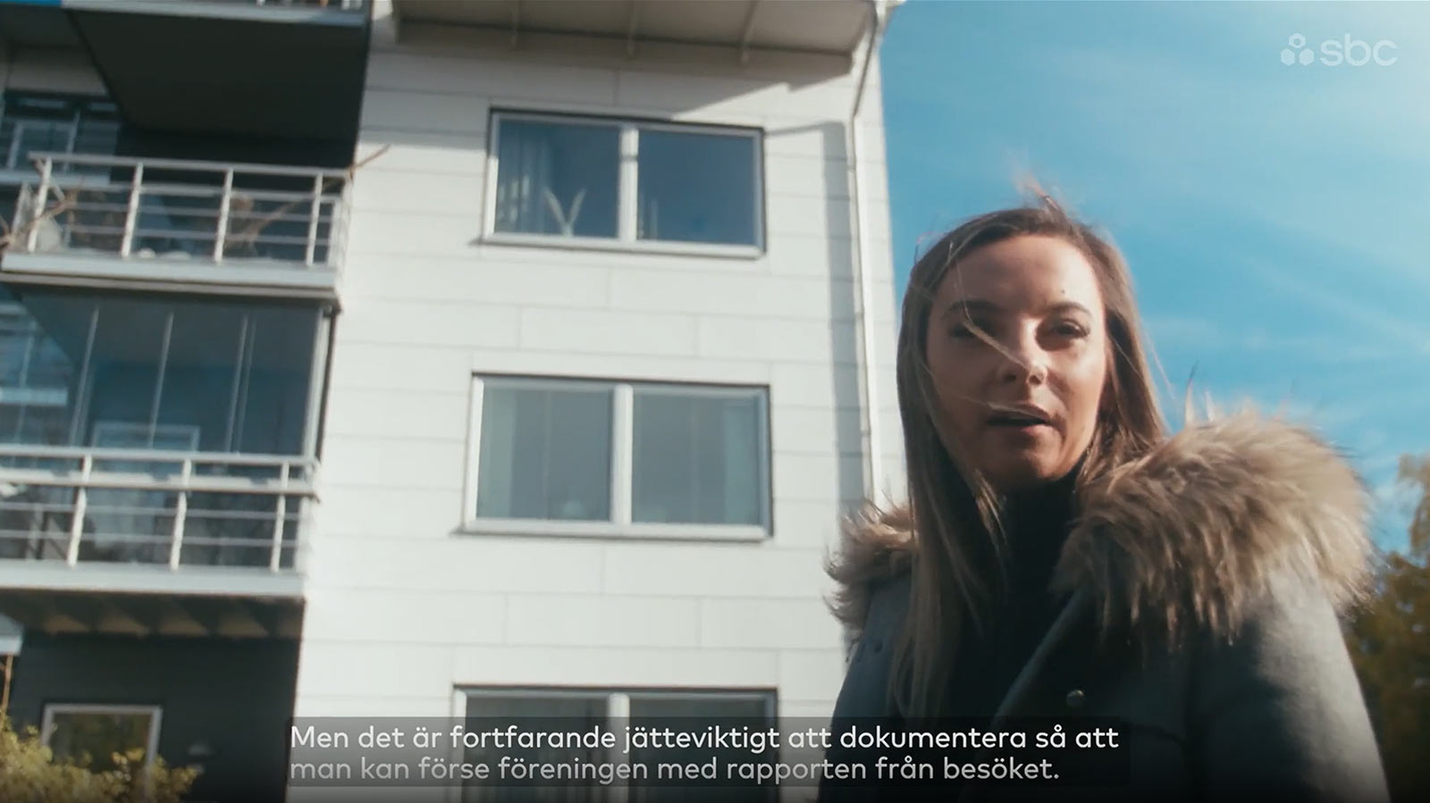 SBCs tekniska förvaltare Karolina står framför en fasad.