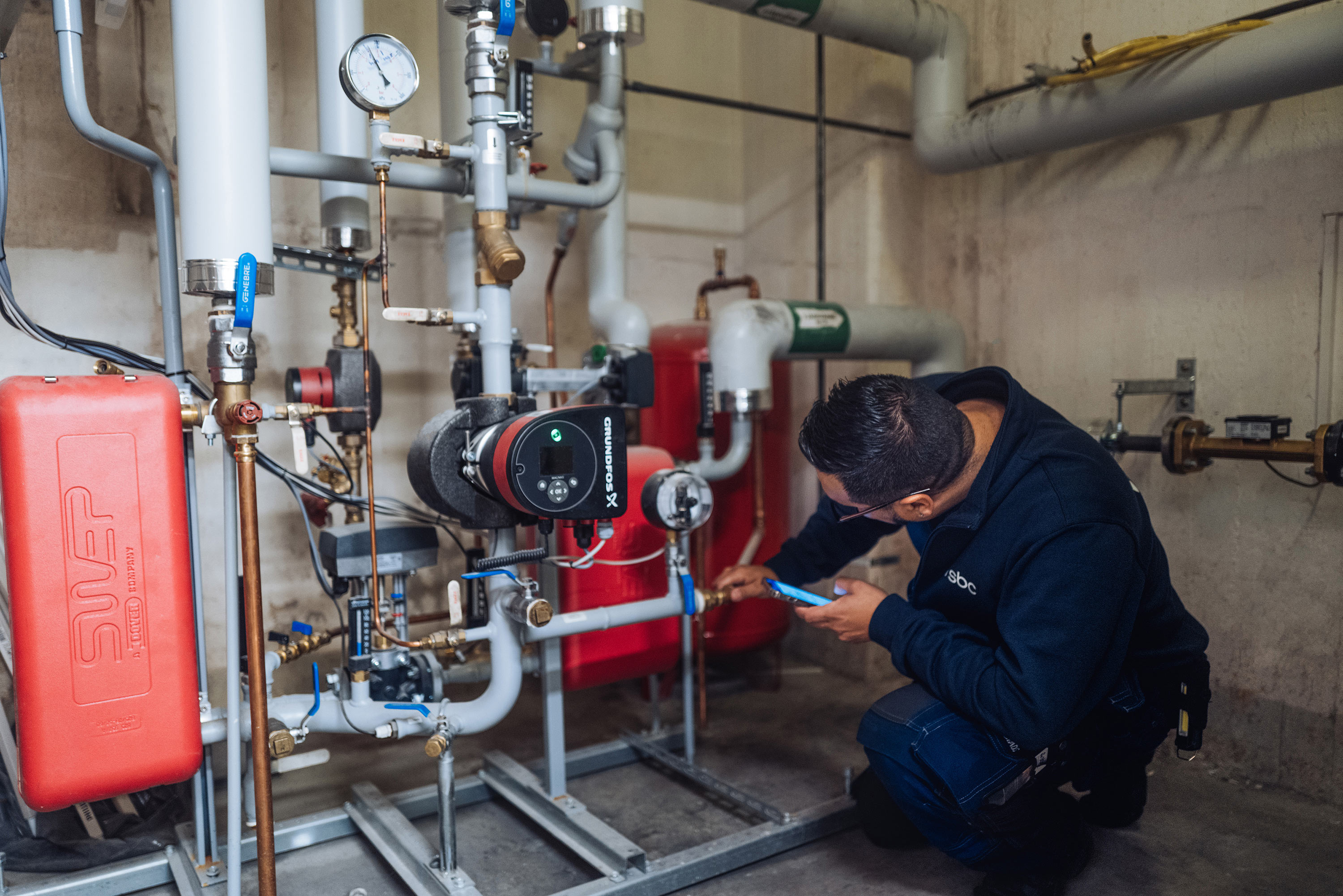 SBCs fastighetsskötare kontrollerar rören