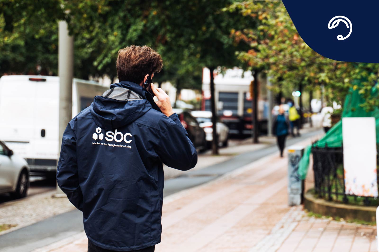 Medarbetare på SBC går utomhus och pratar i telefonen