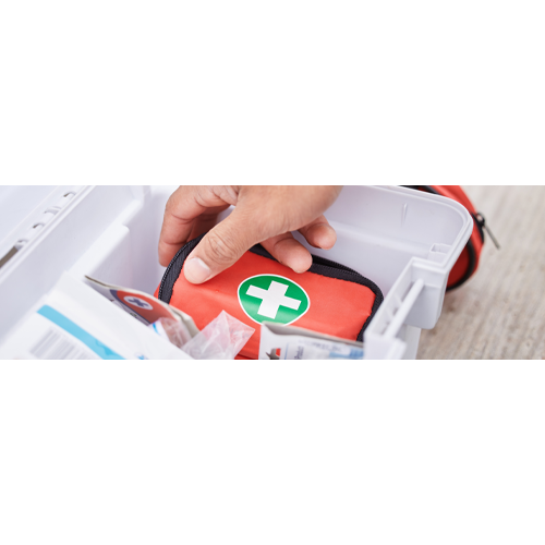 Hand håller i ett första hjälpen-kit