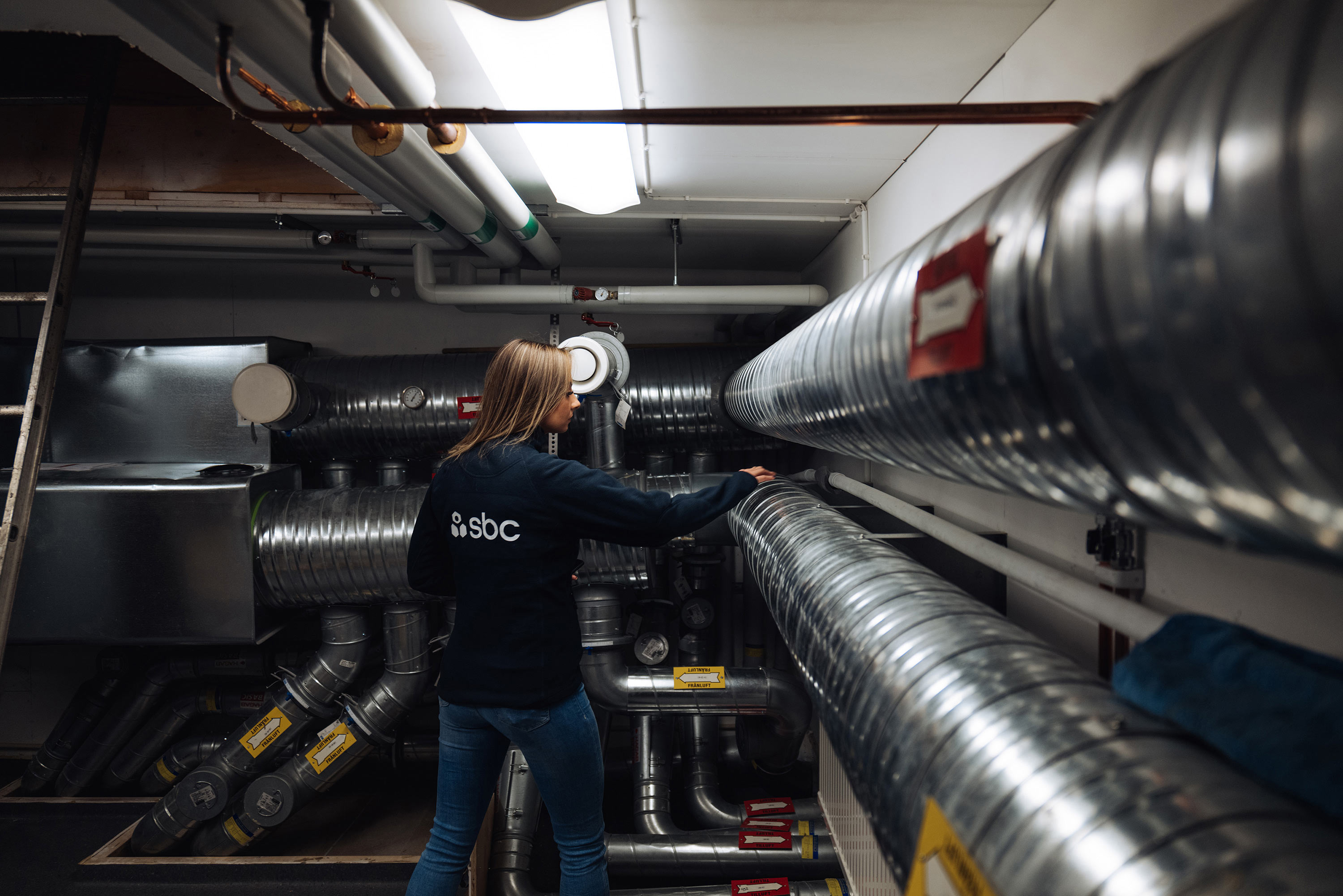 Teknisk förvaltare från SBC inspekterar ventilationsrör i bostadsrättsförening