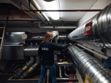 Teknisk förvaltare från SBC inspekterar ventilationsrör i bostadsrättsförening