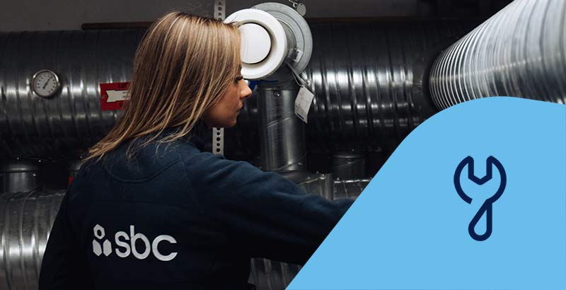 SBCs tekniska förvaltare Karolina arbetar i en brf. Tekniskförvaltningsikon.