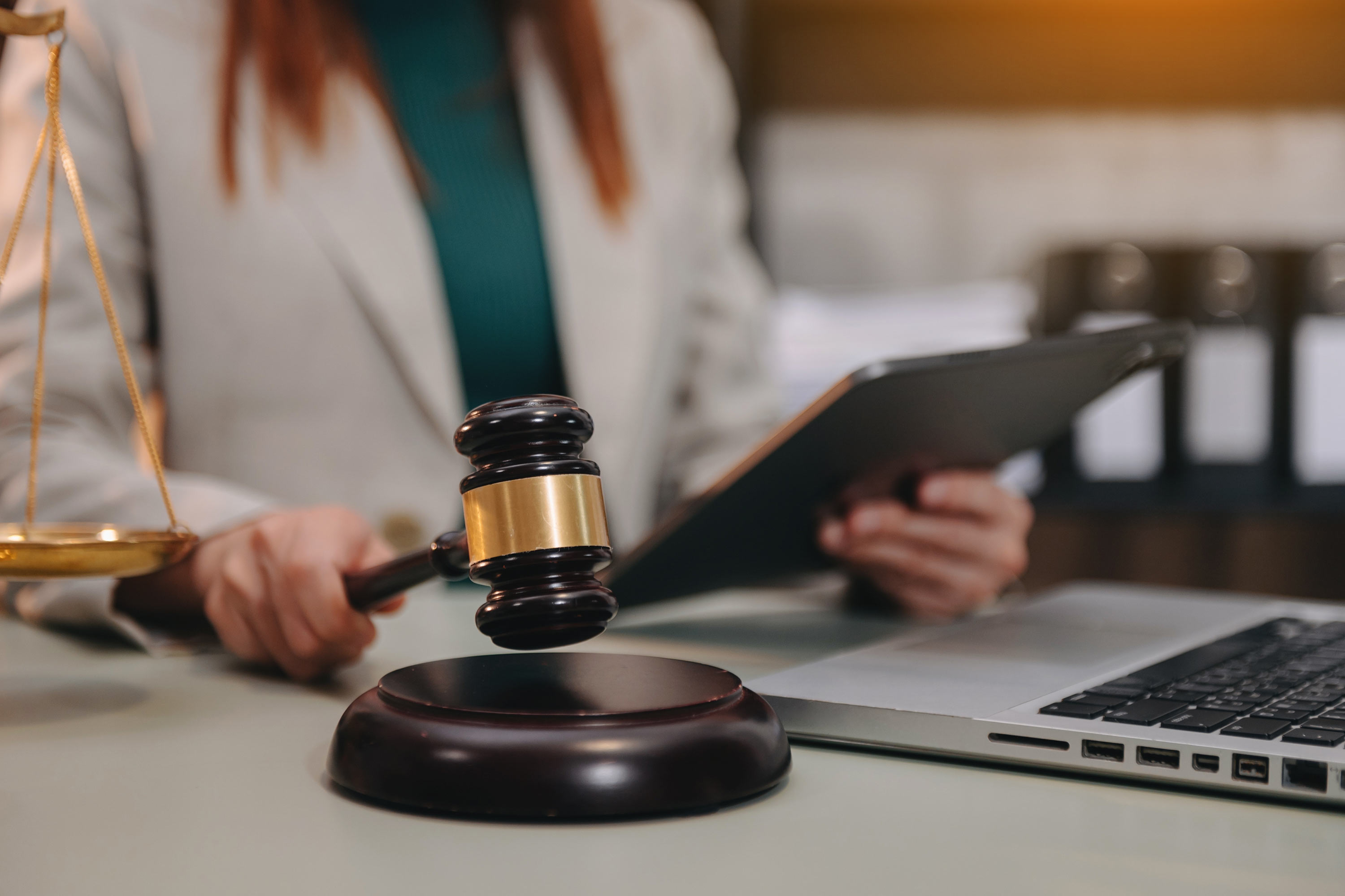 Gavel slås i bordet vid digital stämma