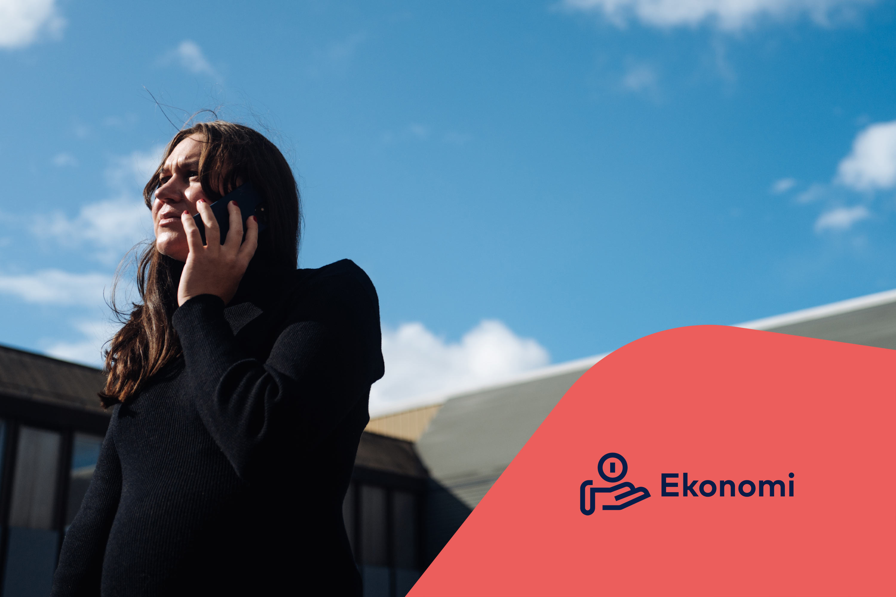 Ekonomisk förvaltare Josefin pratar i telefon utomhus. Ekonomiikon.