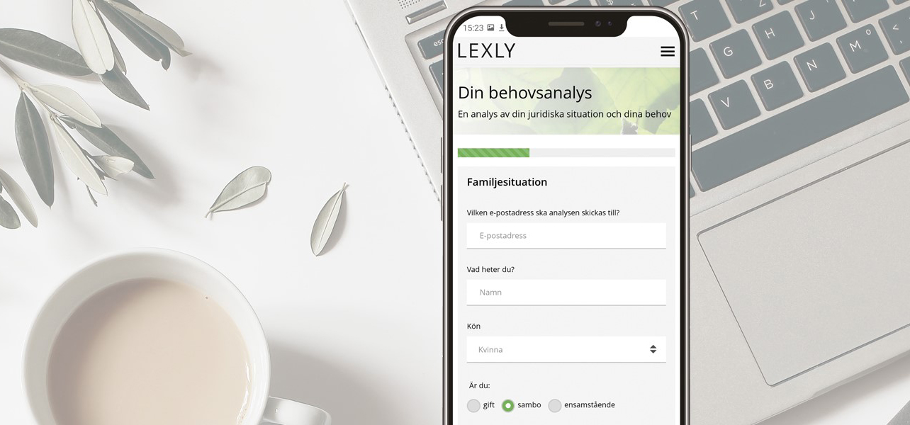 Skrivbord med bärbar dator, kaffekopp och mobil