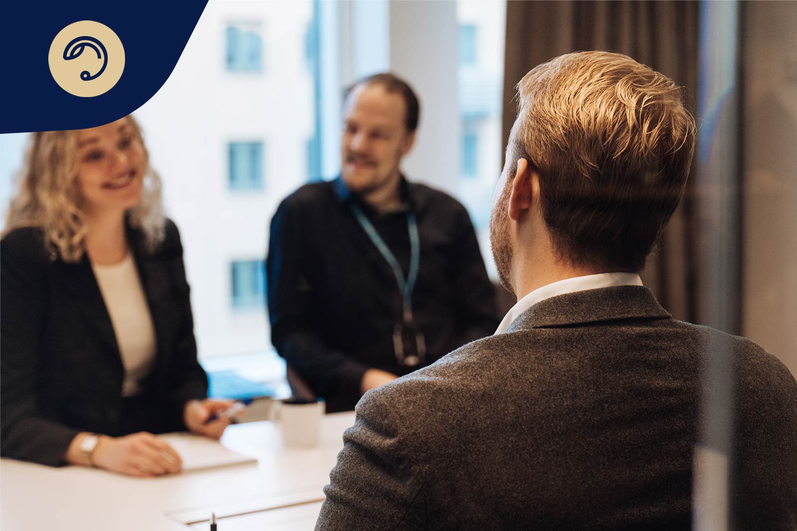 SBCs jurister diskuterar vid ett bord