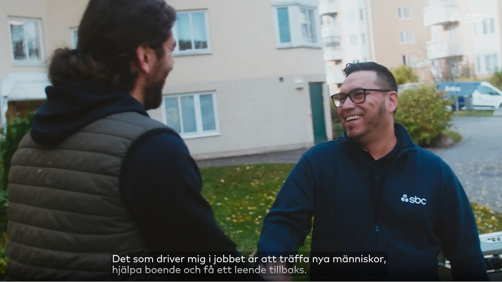 SBCs fastighetsskötare Gonzalo hälsar på en styrelseledamot utanför en Brf.