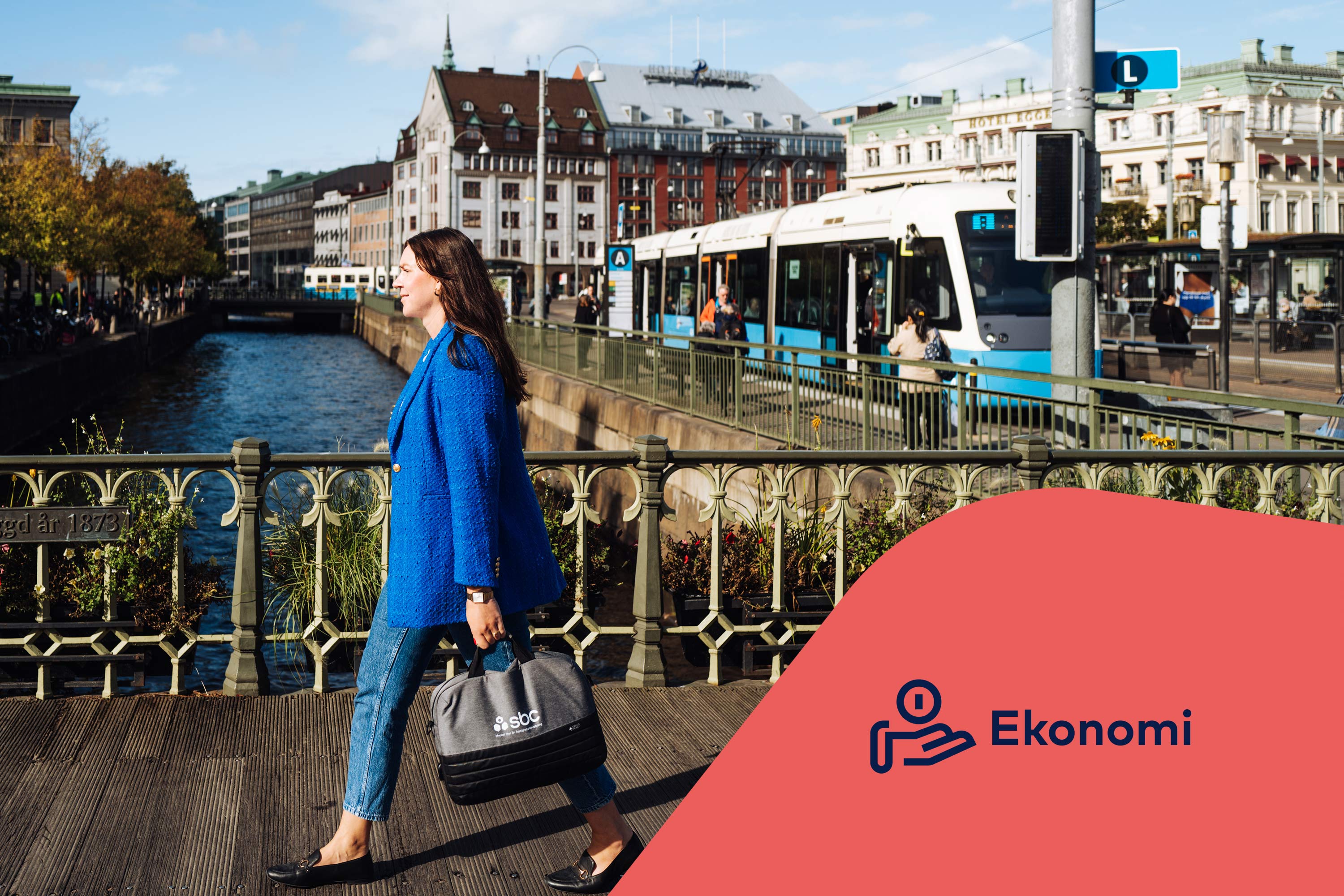 SBCs ekonomiska förvaltare Josefine går på en bro i Göteborg. Ikon för ekonomi.
